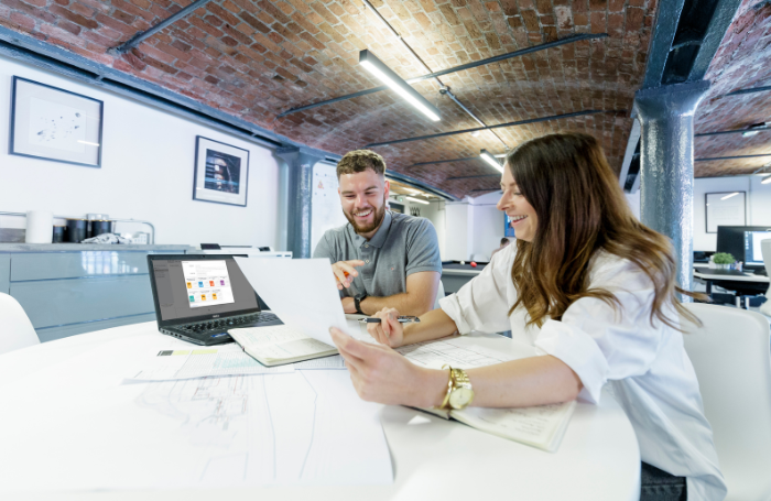 Peoplelookingat contractonlineandpaperwork700x455png