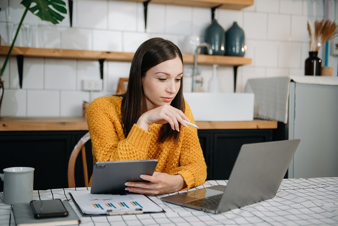 woman working and counting taxes 700x455jpg