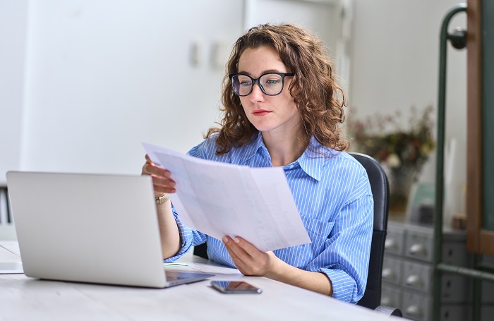 womaninofficereadingdocument700x455jpg