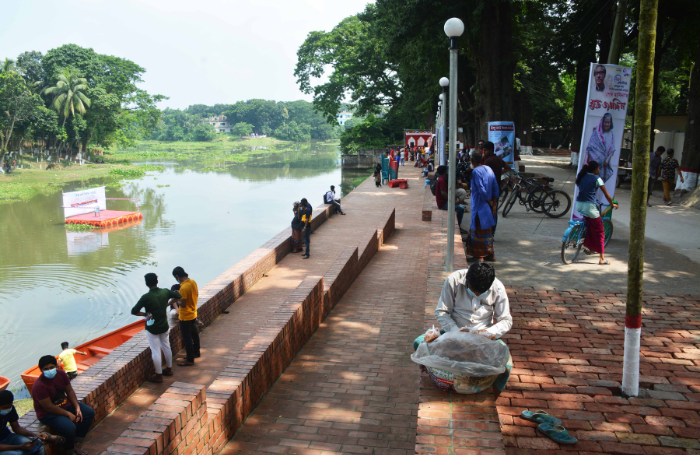 People sitting by the river Bangladesh 700x455png People sitting next to the river