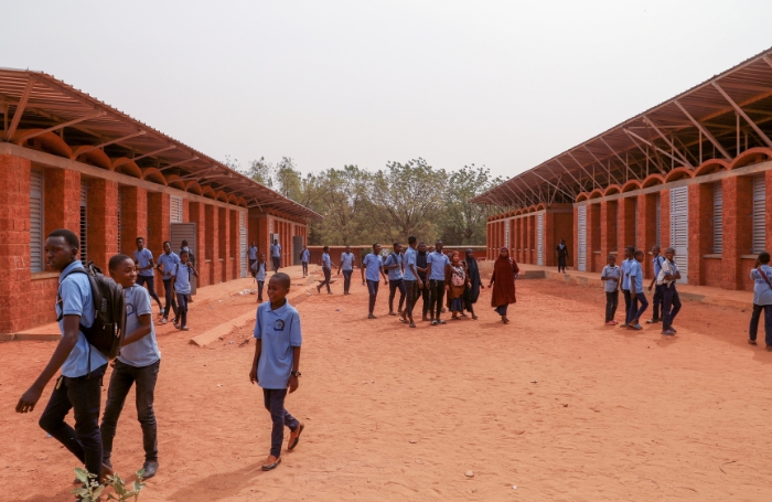 Niger college Students walking to classrooms GC LARGEjpg Niger college Students walking to classrooms