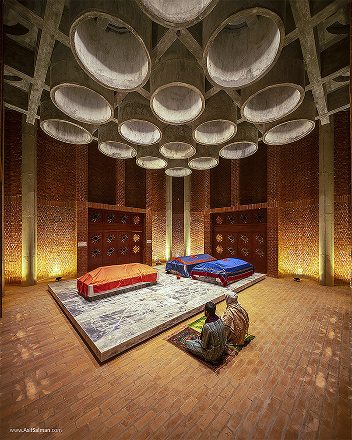 Shah Muhammad Mohsin Khan Mausoleum people praying insidejpg