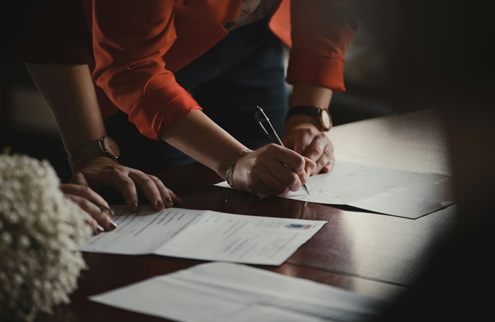 Signing Credits Unsplash 700x455jpg